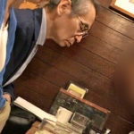 Sr. Yoichi Okada estuda devotadamente a doutrina de determinado grupo religioso